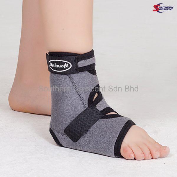 ANKLE GUARD WITH PLASTIC SUPPORT