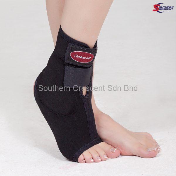 ANKLE GUARD WITH PLASTIC SUPPORT